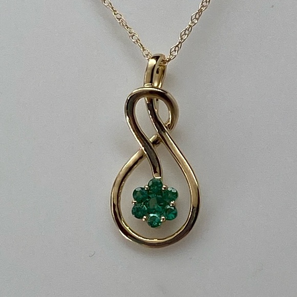 10K Solid Yellow Gold Natural Emerald Gemstone Flower Pendant with Chain NEW
